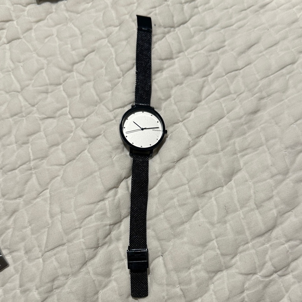 Navy Mesh Strap Watch with White Dial